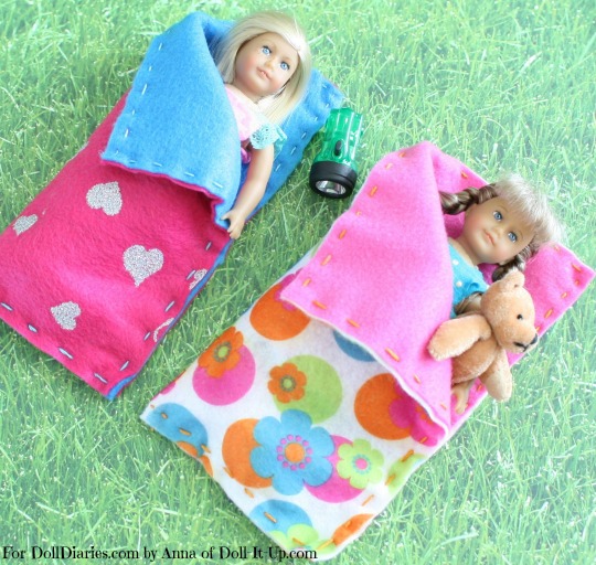 A-sleeping-bag-for-mini-dolls- Photo 1
