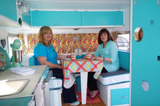 Cheryl n Debra Glinda Table Photo 3
