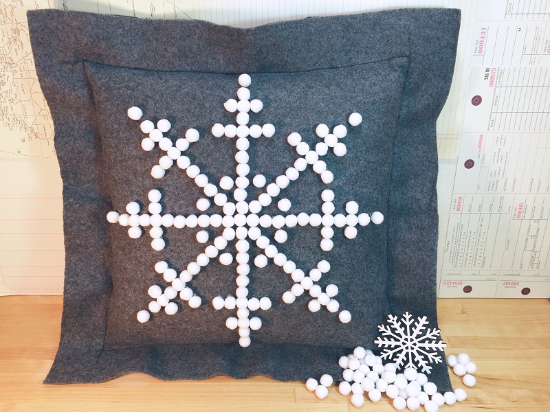 This image has an empty alt attribute; its file name is 12-15-KUNIN-SNOWFLAKE-PILLOW-BETH-WATSON-PHOTO-MAIN.jpg