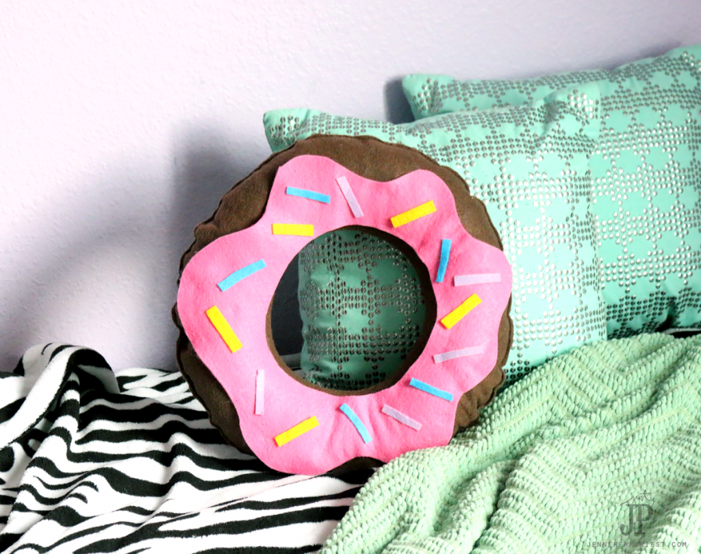 DIY-Donut-Pillow-with-KUNIN-Felt-by-Jennifer-Priest-JUSTJP1