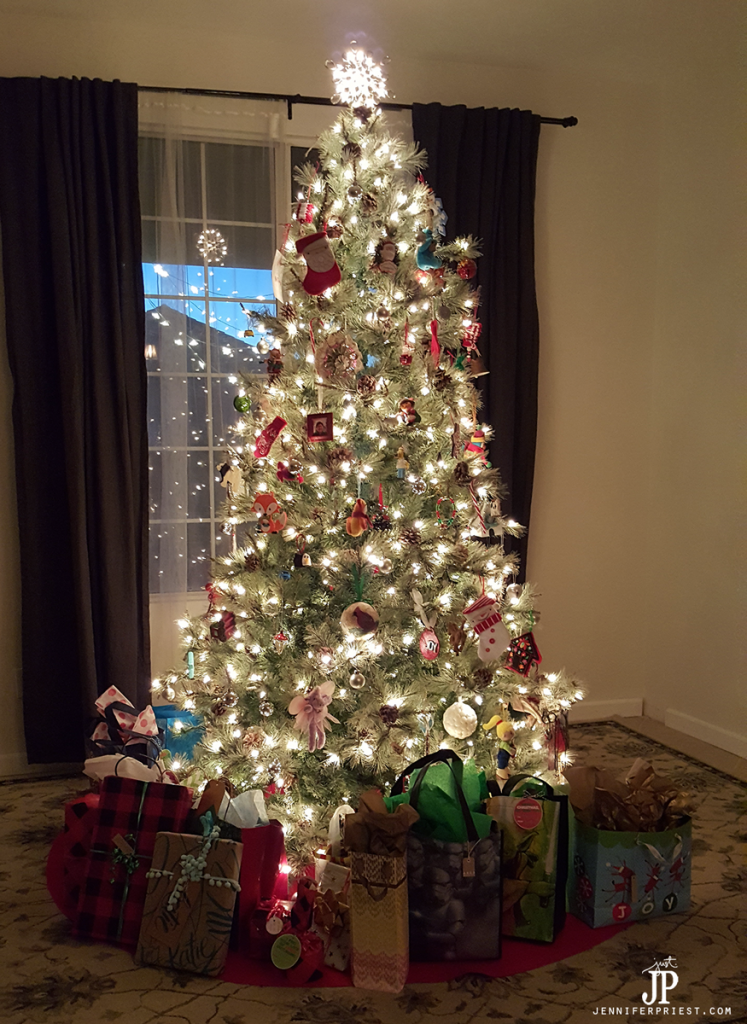 2-giant-tree-skirt-with-gifts-2