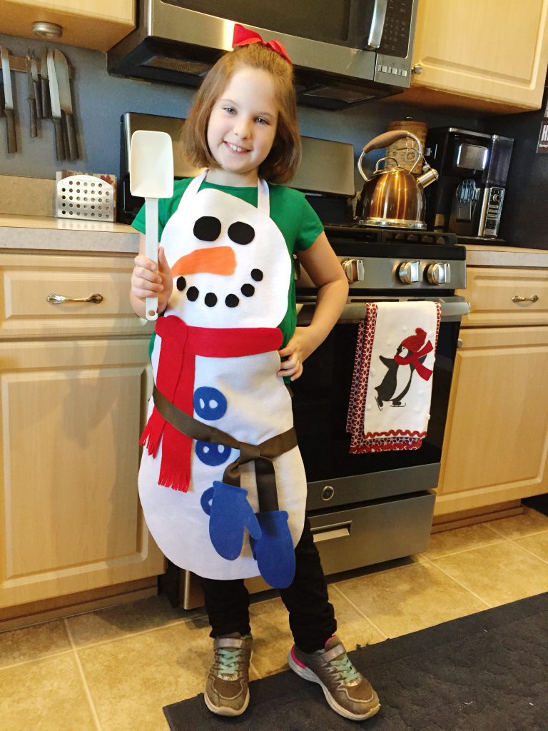 This image has an empty alt attribute; its file name is 12-17-HOW-TO-MAKE-A-NO-SEW-SNOWMAN-APRON-BETH-WATSON-PHOTO-8-768x1024.jpg